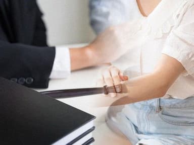 팔뚝 성추행 피해 가해자 엄벌하고 보상 받아내는 방법 <총정리>